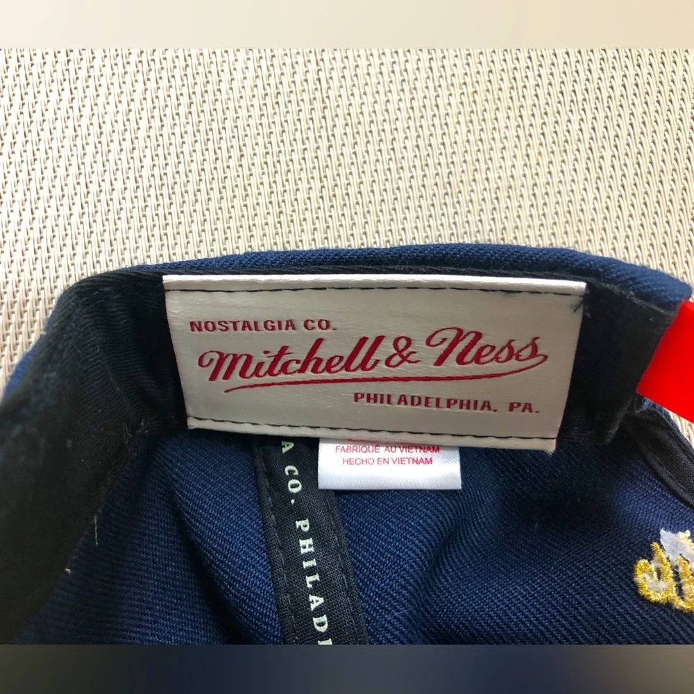 NBA CHICAGO BULLS NWOT Rare! Mitchell & Ness American Gold Brim Snapback…